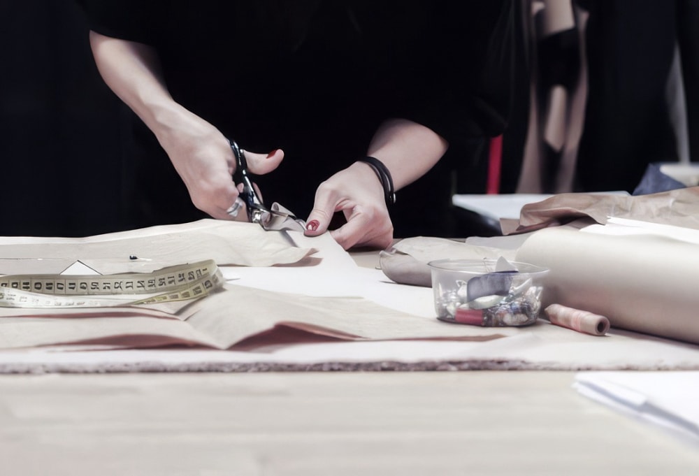 Corte manual de material para una muestra de shapewear