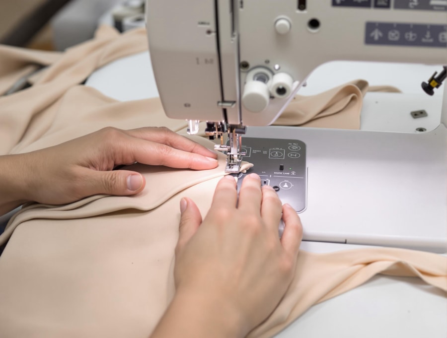 Confección de una muestra de prenda moldeadora en una máquina de coser industrial