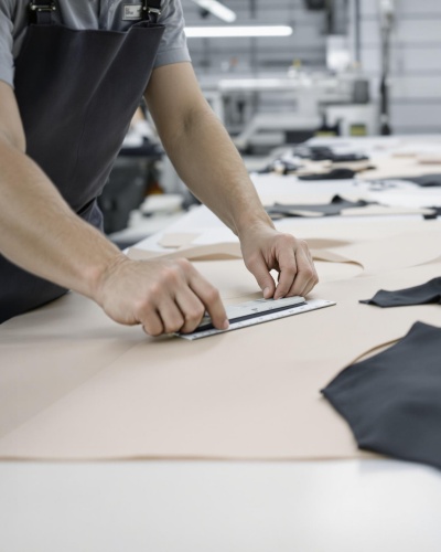 Corte manual de un material elástico para ropa moldeadora