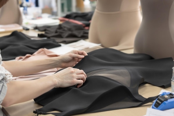 Inspección visual de un producto de shapewear negro