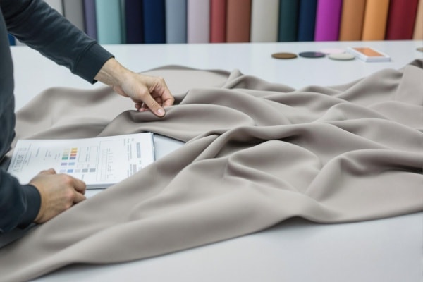 Inspección manual de un material elástico de shapewear
