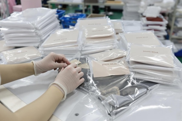 Inspección de productos de shapewear embalados antes del envío